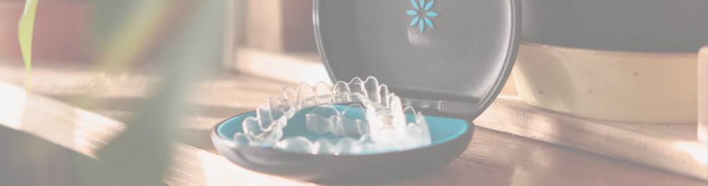 Detail rovnátek Invisalign v krabičce